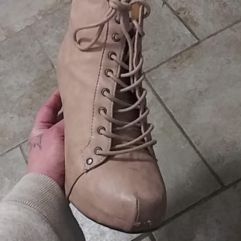 Shoes - Picture 2 of 7